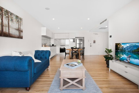 Spacious And Artfully Designed Apartment In Surfers - Accommodation in Brisbane 0