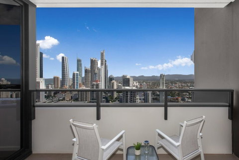 Spacious And Artfully Designed Apartment In Surfers - Accommodation in Brisbane 1