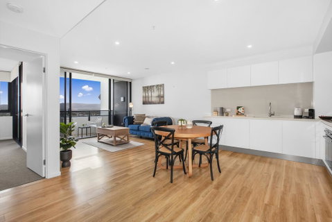 Spacious And Artfully Designed Apartment In Surfers - Accommodation in Brisbane 2