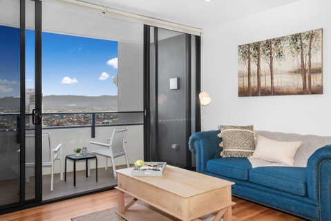Spacious And Artfully Designed Apartment In Surfers - Accommodation in Brisbane 3
