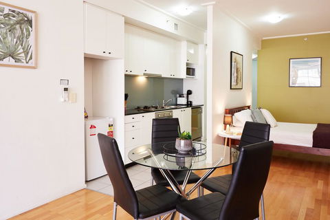 Spacious And Bright Studio In The Middle Of Town - Accommodation in Brisbane 2