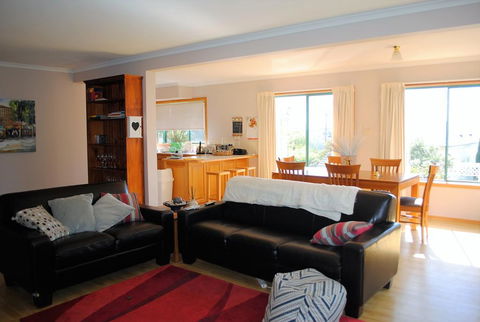 Spacious And Central To CBD - Accommodation in Brisbane 0