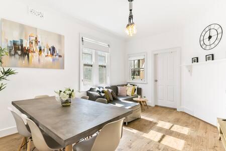 Spacious Harbour View 4bd Home In Sydney CBD - Accommodation in Brisbane 0
