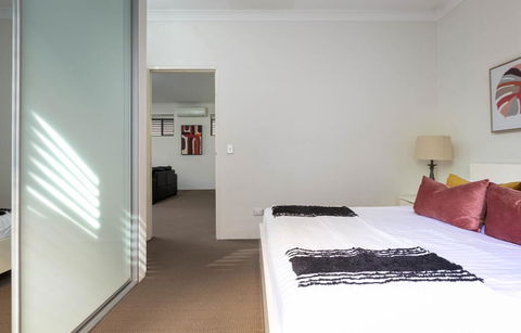 Spacious Two-Bedroom Apartment Near Hospital - Accommodation in Brisbane 2