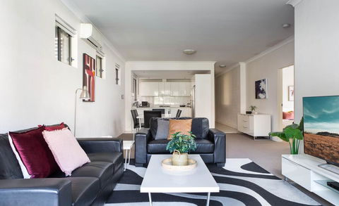 Spacious Two-Bedroom Apartment Near Hospital - Accommodation in Brisbane 0