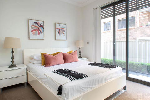Spacious Two-Bedroom Apartment Near Hospital - Accommodation in Brisbane 1