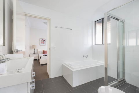 Spacious Two-Bedroom Apartment Near Hospital - Accommodation in Brisbane 3