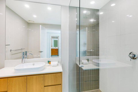 Spectacular Five Star Panoramic Oceanview Sub-Penthouse - Accommodation in Brisbane 3