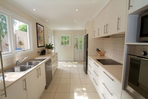 Strahan House - Accommodation in Brisbane 2
