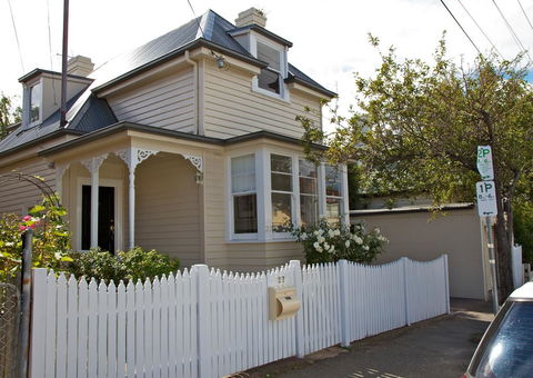 Strahan House - Accommodation in Brisbane 1