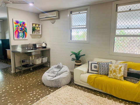 Stranded In Oz Stay In Relaxing Environment, FREE WIFI, NETFLIX, POOL, AIR CON - Accommodation in Brisbane 2
