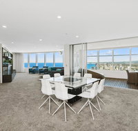 Stunning 4 bedroom Sub Penthouse - level 60 Q1 - Accommodation in Brisbane
