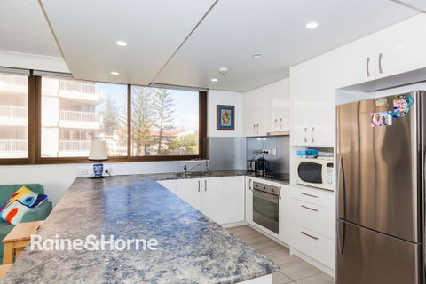 Stunning Beachfront Apartment - Accommodation in Brisbane 1
