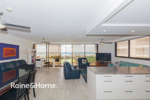 Stunning Beachfront Apartment - Accommodation in Brisbane 0
