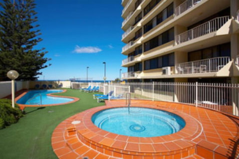 Stunning Beachfront Apartment - Accommodation in Brisbane 3