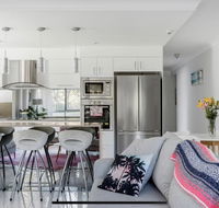 Stunning Burleigh Beach Apartment - Accommodation in Brisbane