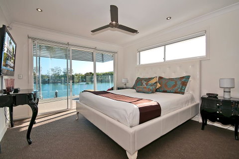 Surfers Paradise Escape - Waterfront House - Accommodation in Brisbane 3