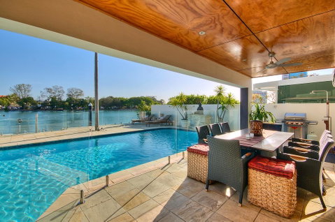 Surfers Paradise Escape - Waterfront House - Accommodation in Brisbane 2