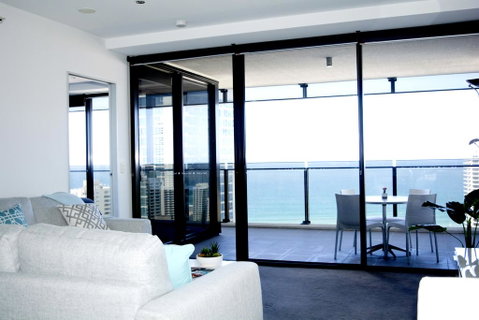 Surfers Paradise Two Bedroom Luxury Seaview Spa Apartment - Sealuxe - Accommodation in Brisbane 3