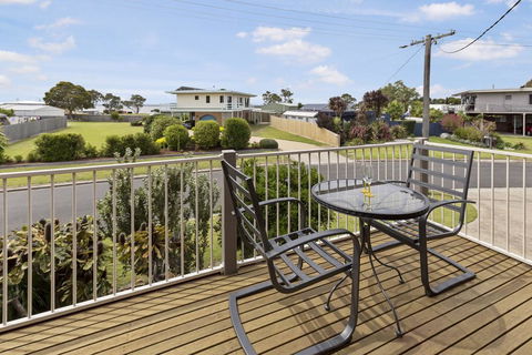 Tanjil - A Stroll From The Water In Paynesville - Accommodation in Brisbane 1