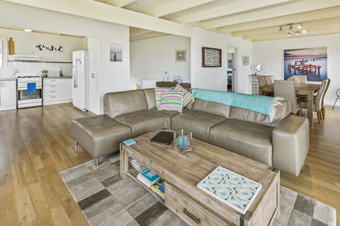 Tanjil - A Stroll From The Water In Paynesville - Accommodation in Brisbane 3