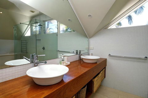 THE BEACH HOUSE - Accommodation in Brisbane 0