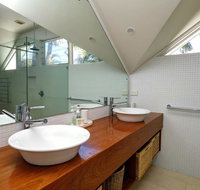 THE BEACH HOUSE - Accommodation in Brisbane