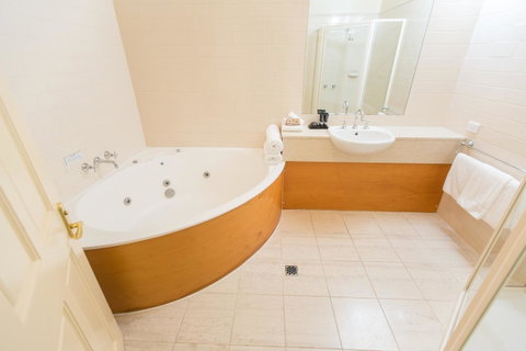 Strahan Village - Accommodation in Brisbane 23