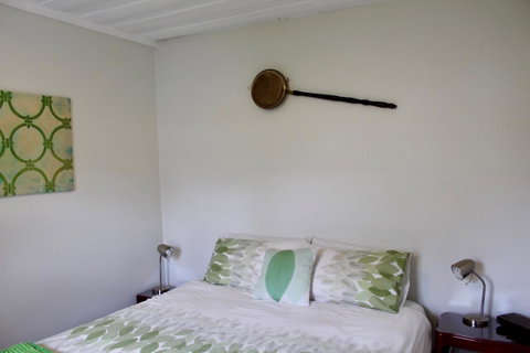 Omaroo House - Panoramic Water Views - Accommodation in Brisbane 27