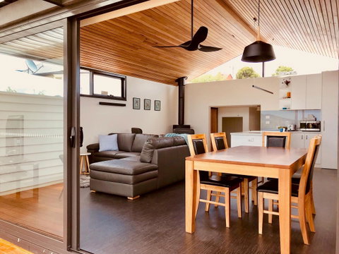 Omaroo House - Panoramic Water Views - Accommodation in Brisbane 4