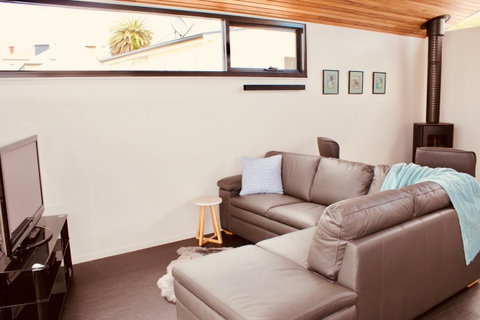 Omaroo House - Panoramic Water Views - Accommodation in Brisbane 10