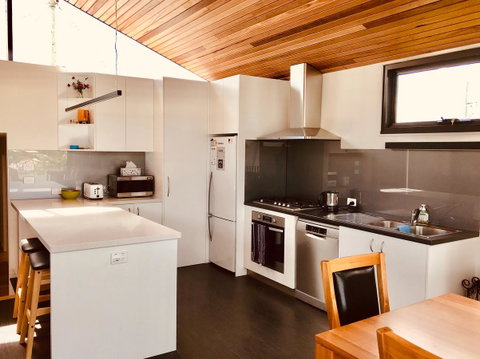 Omaroo House - Panoramic Water Views - Accommodation in Brisbane 17