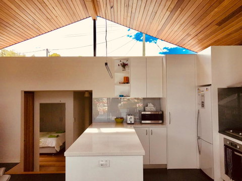 Omaroo House - Panoramic Water Views - Accommodation in Brisbane 16