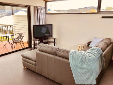 Omaroo House - Panoramic Water Views - Accommodation in Brisbane 9