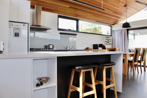 Omaroo House - Panoramic Water Views - Accommodation in Brisbane 14