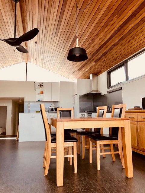 Omaroo House - Panoramic Water Views - Accommodation in Brisbane 18