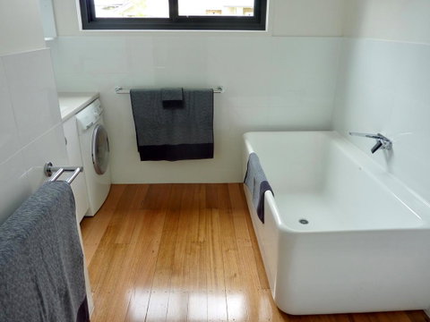 Omaroo House - Panoramic Water Views - Accommodation in Brisbane 29
