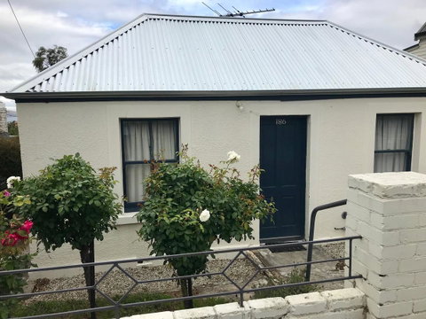 Omaroo House - Panoramic Water Views - Accommodation in Brisbane 0