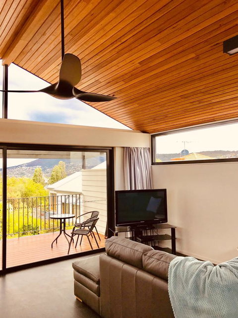 Omaroo House - Panoramic Water Views - Accommodation in Brisbane 8