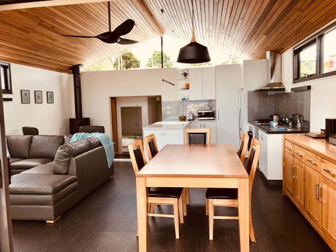 Omaroo House - Panoramic Water Views - Accommodation in Brisbane 5