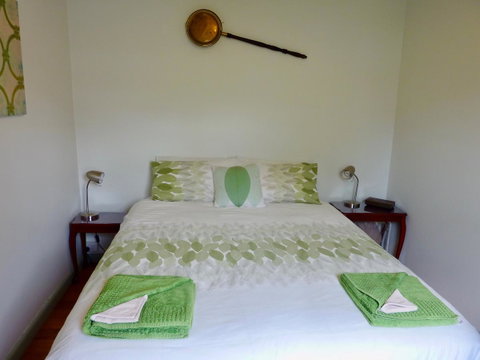 Omaroo House - Panoramic Water Views - Accommodation in Brisbane 26