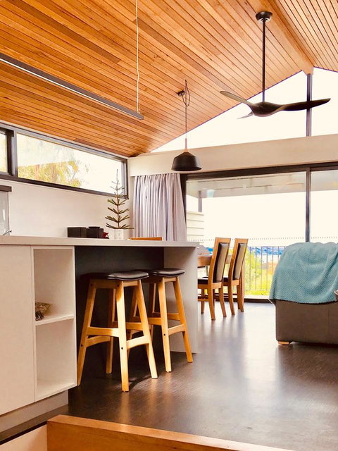 Omaroo House - Panoramic Water Views - Accommodation in Brisbane 15