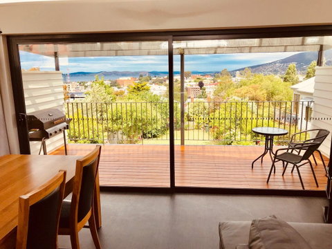 Omaroo House - Panoramic Water Views - Accommodation in Brisbane 7