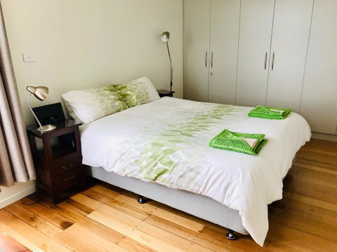 Omaroo House - Panoramic Water Views - Accommodation in Brisbane 24