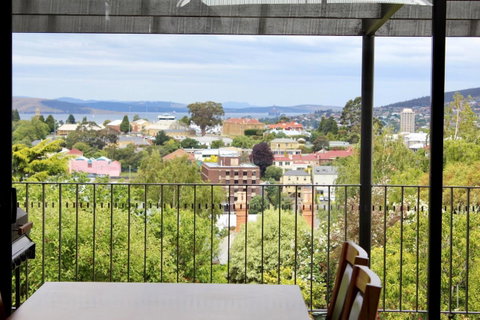 Omaroo House - Panoramic Water Views - Accommodation in Brisbane 6