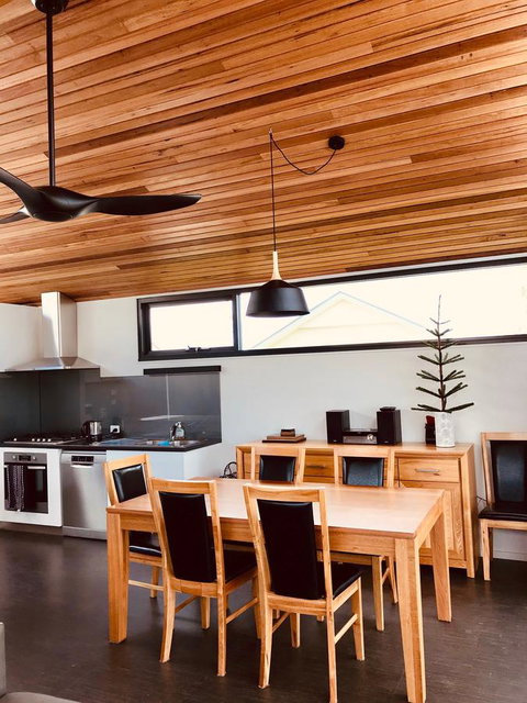 Omaroo House - Panoramic Water Views - Accommodation in Brisbane 19