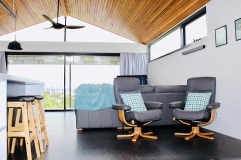 Omaroo House - Panoramic Water Views - Accommodation in Brisbane 12
