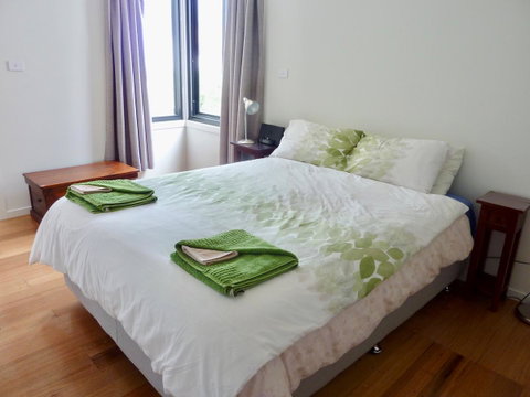 Omaroo House - Panoramic Water Views - Accommodation in Brisbane 23