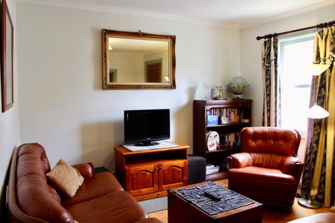 Omaroo House - Panoramic Water Views - Accommodation in Brisbane 22