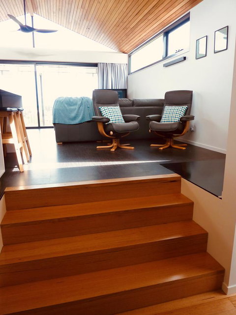 Omaroo House - Panoramic Water Views - Accommodation in Brisbane 13